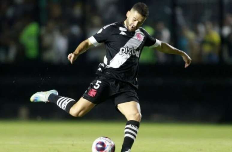 Vasco aguarda ofertas, mas pode rescindir com mais um volante do elenco
