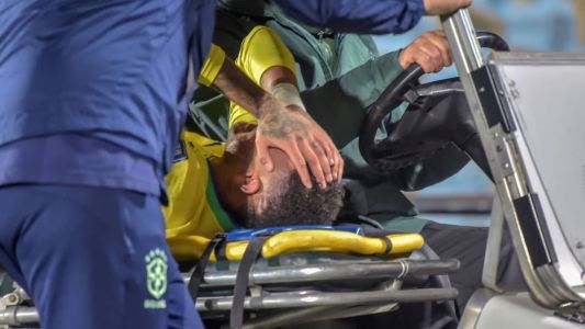De maca, Neymar saiu chorando após sofrer grave lesão na derrota para o Uruguai