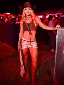Virginia vai a evento country
