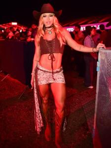 Virginia vai a evento country