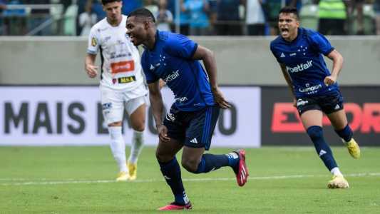 De pênalti, Nikão empatou o jogo para a Raposa
