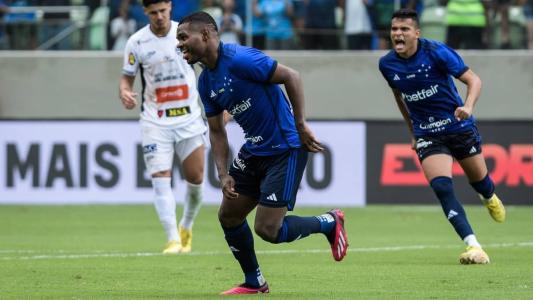 De pênalti, Nikão empatou o jogo para a Raposa