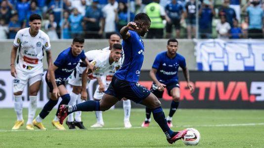 De pênalti, Nikão garantiu o empate para o Cruzeiro diante do Athletic