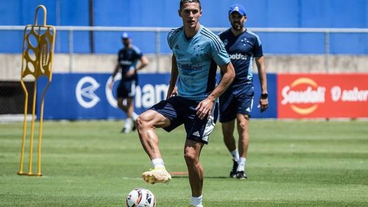 De perto, Pezzolano acompanhou rendimento de Mateus Vital no treino do Cruzeiro