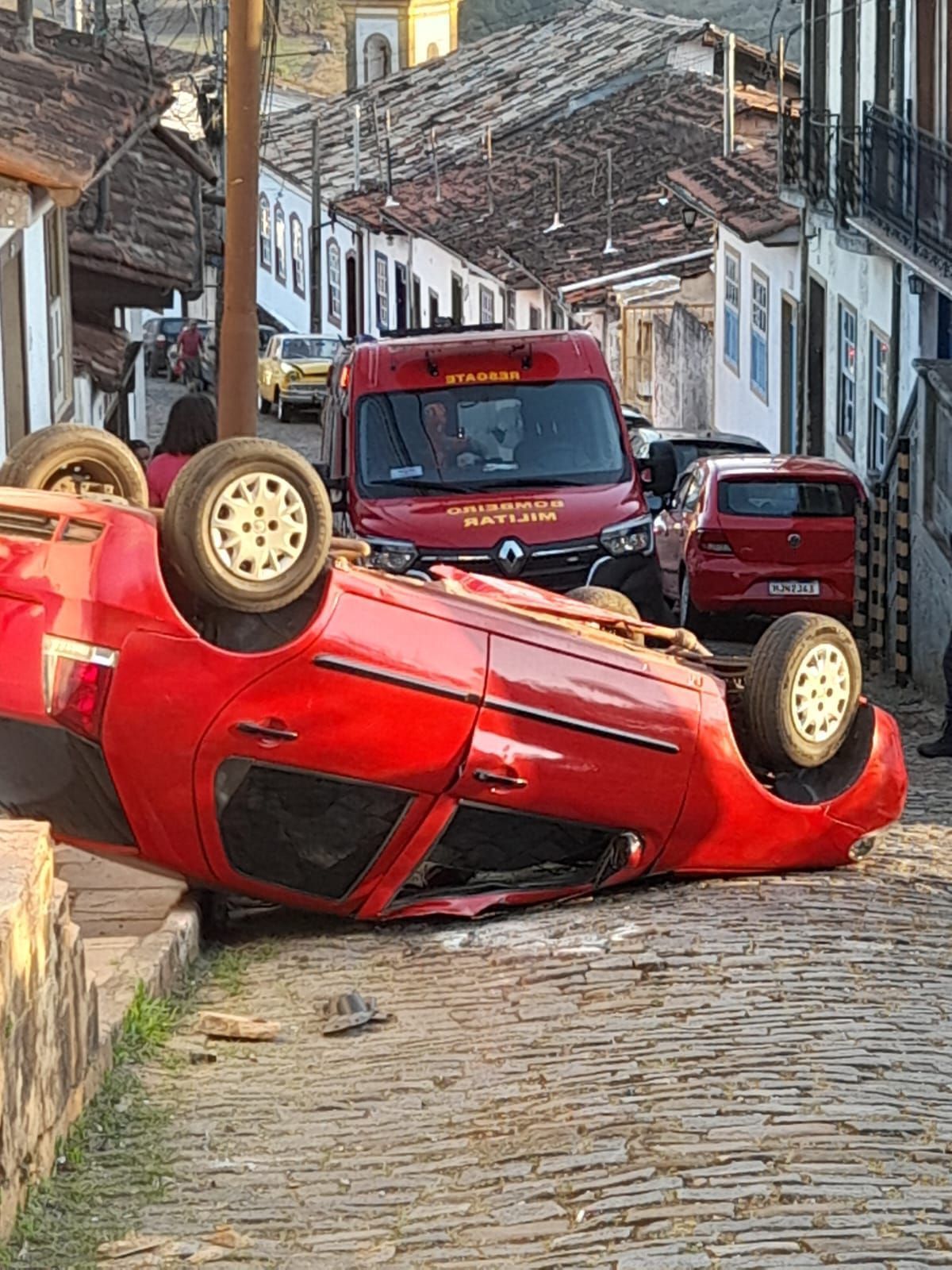 Capotamento em descida deixa três pessoas feridas em Ouro Preto