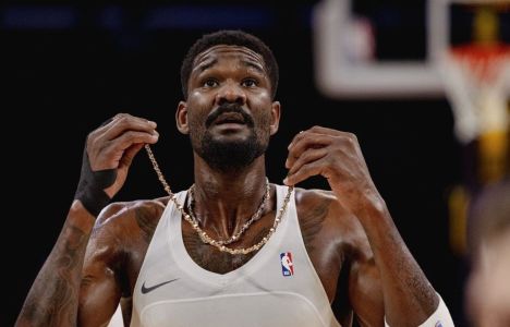 Deandre Ayton em aquecimento para jogo da temporada 2024/2025 da NBA