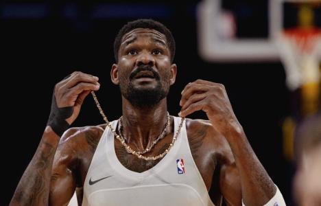 Deandre Ayton em aquecimento para jogo da temporada 2024/2025 da NBA