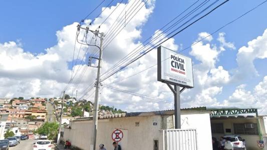 Debaixo de um colchão, estava a submetralhadora usada nos crimes