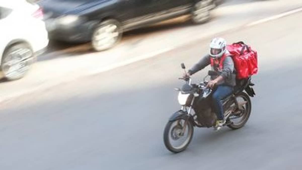 Motoboy filma cliente na hora de entregar pedido e Justiça determina indenização por danos morais  