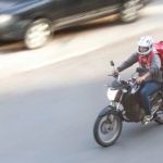 Motoboy filma cliente na hora de entregar pedido e Justiça determina indenização por danos morais  