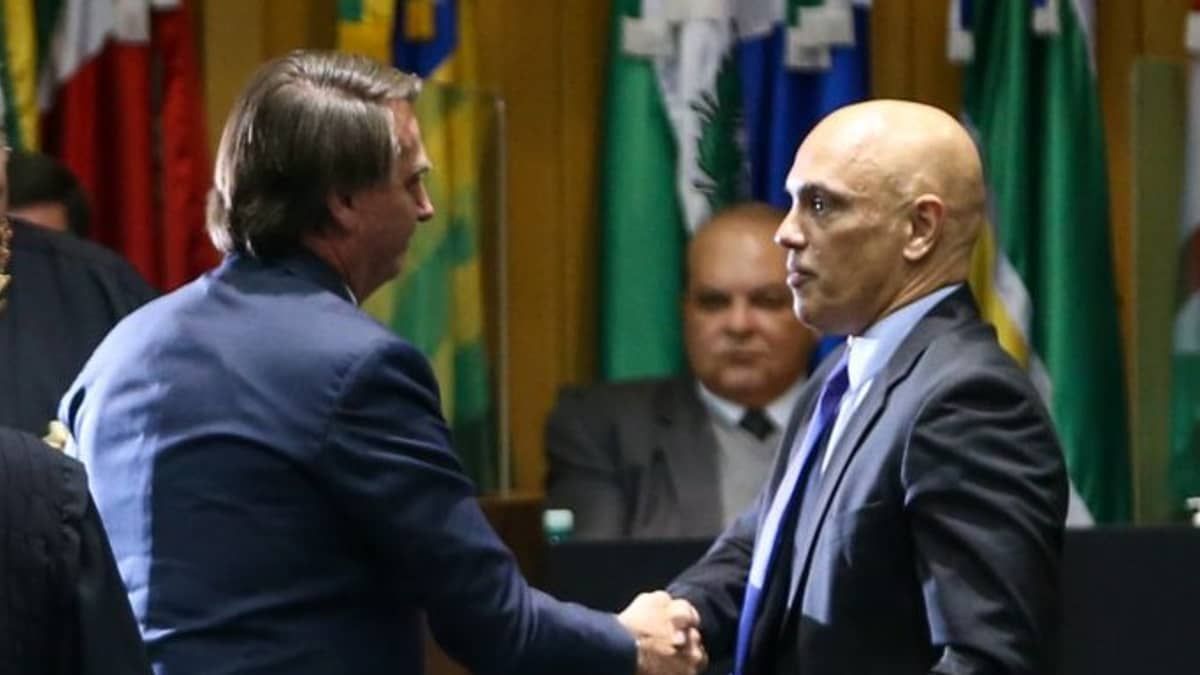 Moraes retira sigilo de decisão que embasou busca e apreensão contra Bolsonaro