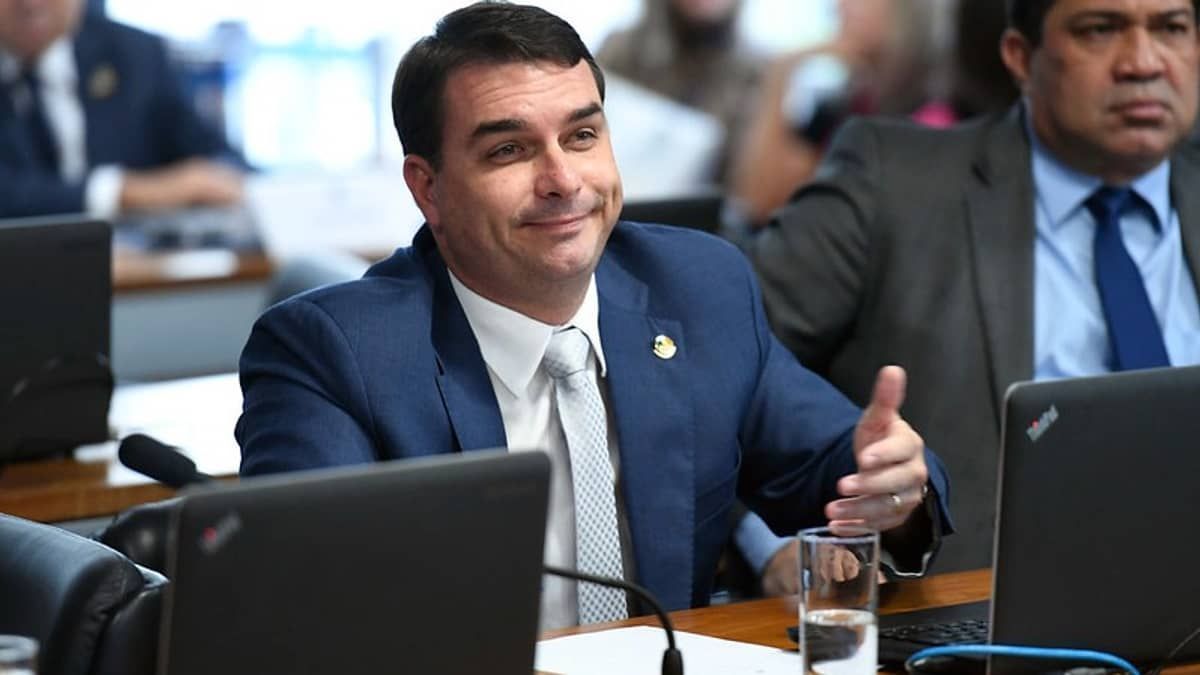 Flávio Bolsonaro diz que pai ofereceu a ele cadeira de ministro no STF