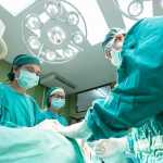 Médico opera olho errado, idoso fica cego e deve ser indenizado em R$100 mil em Minas
