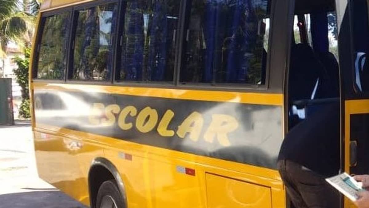 Mãe de criança que dormiu e ficou presa em ônibus escolar vai ser indenizada