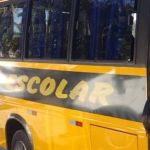 Mãe de criança que dormiu e ficou presa em ônibus escolar vai ser indenizada