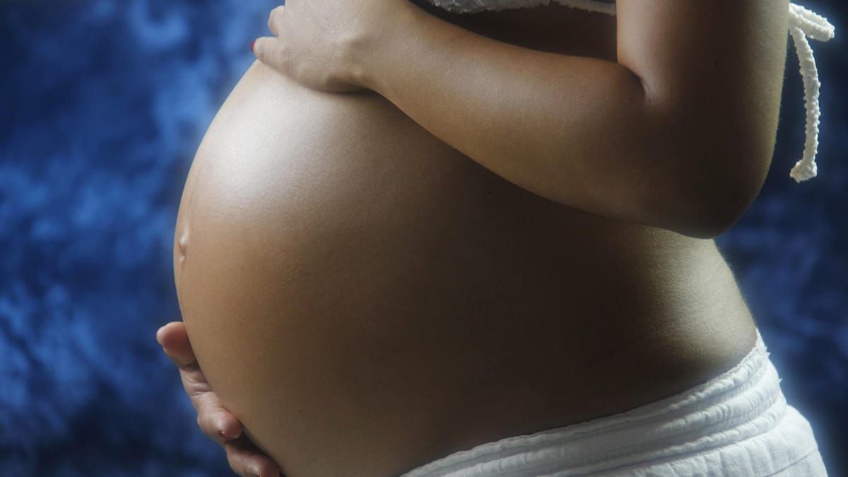 Governo aprova lei que regulamenta profissão de doula; veja requisitos