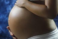 Governo aprova lei que regulamenta profissão de doula; veja requisitos