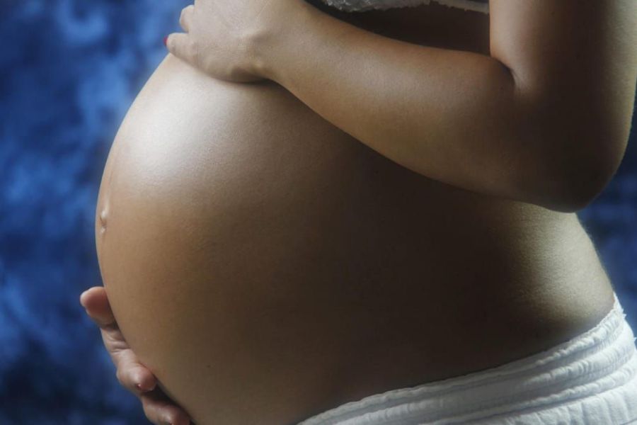 Governo aprova lei que regulamenta profissão de doula; veja requisitos