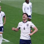 Com gols de bola aérea, Inglaterra vence Andorra e segue 100% nas Eliminatórias
