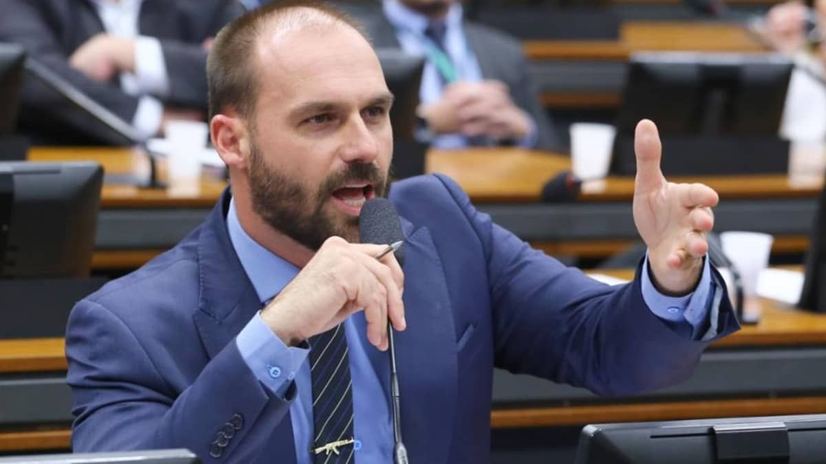 Deputados acionam STF e PGR contra Eduardo Bolsonaro por fala sobre professores