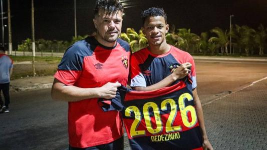 Dedezinho ao lado do executivo de futebol da base, Rafael Fernandes