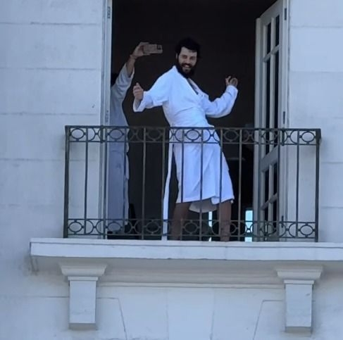 Lady Gaga no Rio: Defante dança ao som de 'Poker Face' na sacada do Copacabana Palace