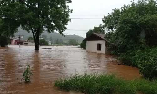 Cidade do Rio Grande do Sul fica inundada após chuva