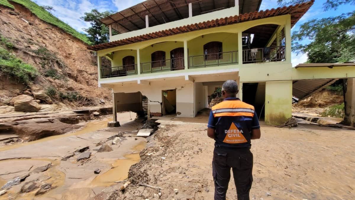 Antônio Dias: chuva destrói a cidade e jovem de 25 segue desaparecido: veja imagens