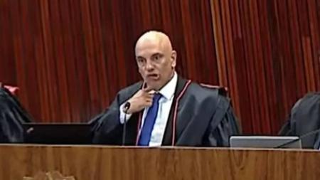 Defesa de Bolsonaro questionou gesto de 'degola' feito por Moraes durante julgamento de ação em que ele é alvo no TSE