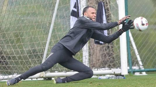 Defesa de Everson durante treinamento do Atlético
