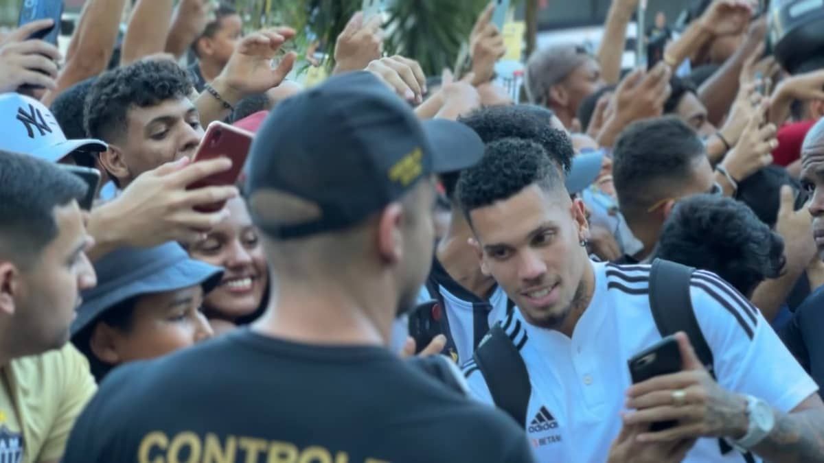 Atlético chega a Valadares e é recepcionado por dezenas de torcedores no Hotel