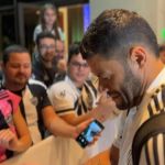 Jogadores do Atlético retribuem carinho da torcida em Curitiba