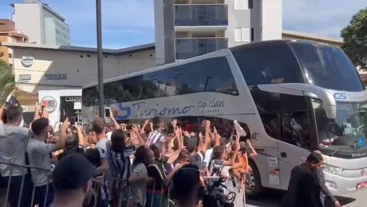 Delegação do Atlético foi recebida com festa na chegada ao hotel em Ipatinga