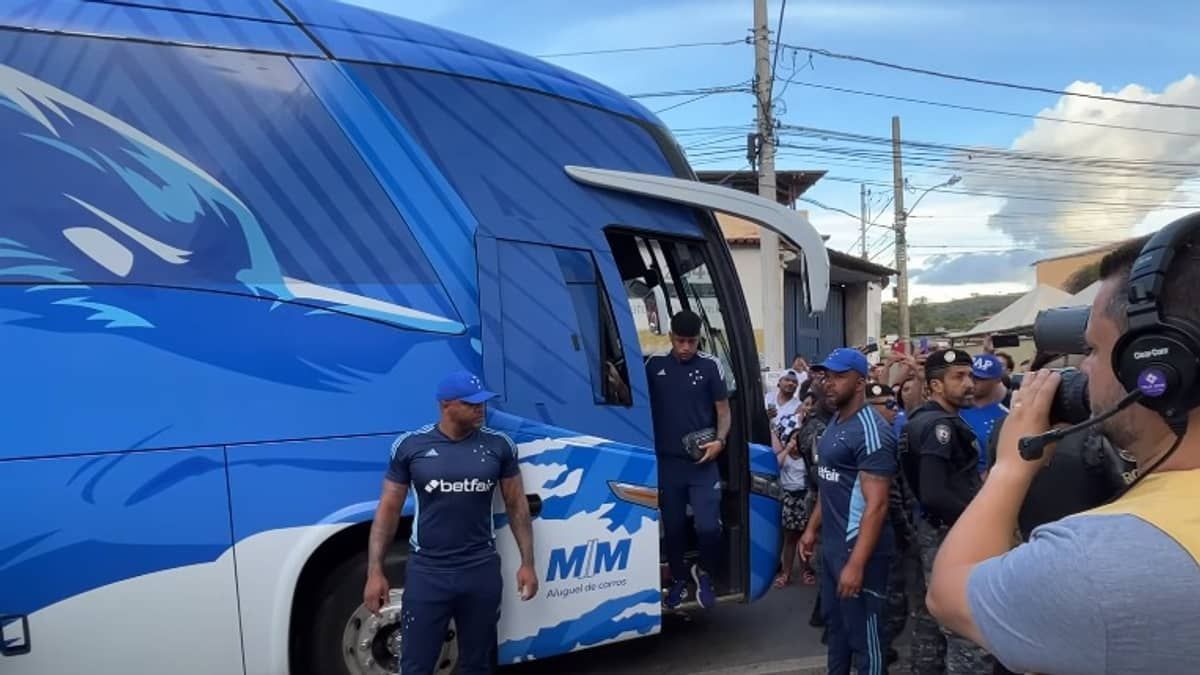 Vídeo: Cruzeiro chega ao Castor Cifuentes com apoio da torcida