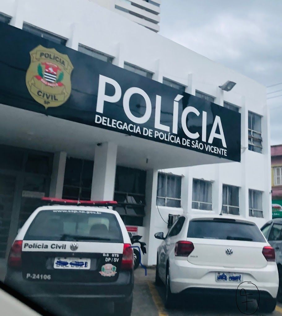 Padrasto de 17 anos é apreendido por jogar enteado de 2 anos contra a parede