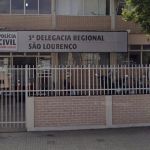MG: homem invade delegacia com faca, parte para cima de delegado e é baleado