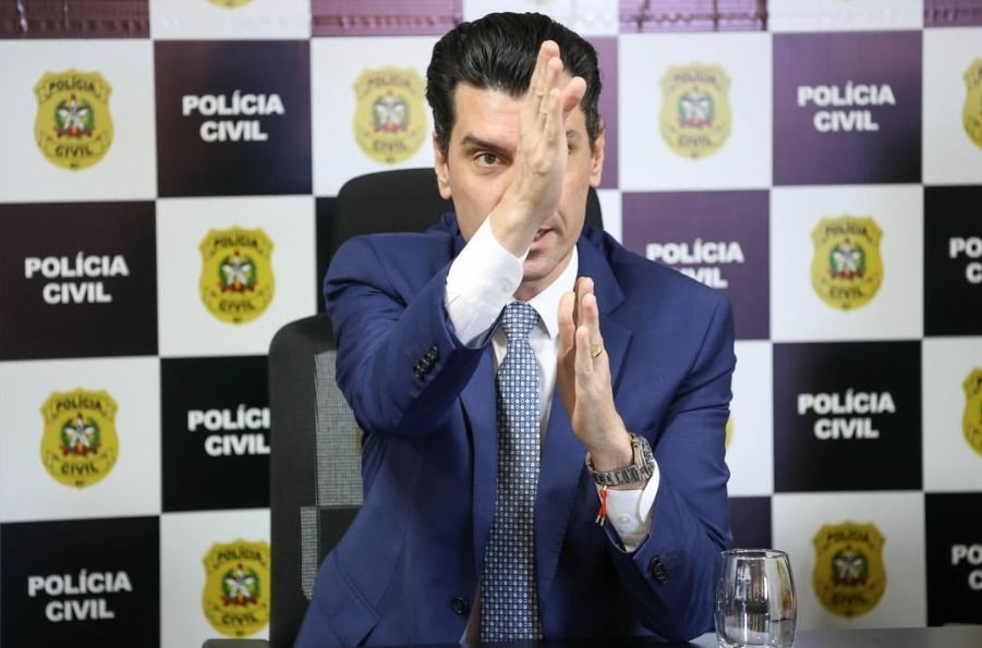 Chefe da PC de SC é pré-candidato e surfa em boom de seguidores com caso do cão Orelha