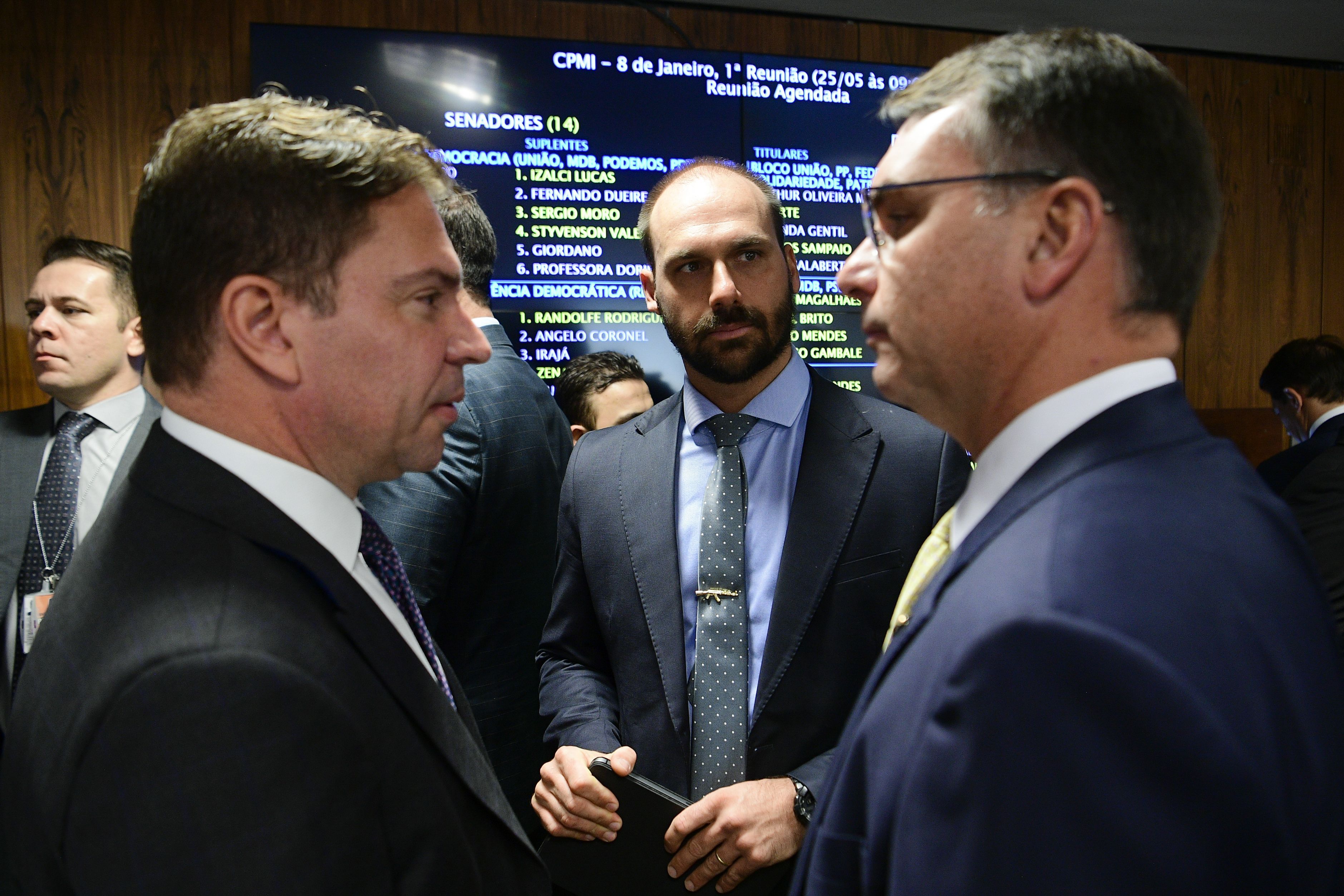 Flávio Bolsonaro nega ter recebido informações da Abin e critica ação da PF contra Ramagem