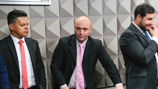 Delgatti (ao centro) afirmou na última quinta-feira (18), em depoimento à CPMI dos Atos Antidemocráticos, que houve um pedido para que ele inserisse um código-fonte falso para levantar suspeitas sobre a segurança das urnas eletrônicas