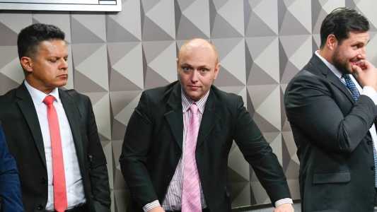 Delgatti (ao centro) afirmou na última quinta-feira (18), em depoimento à CPMI dos Atos Antidemocráticos, que houve um pedido para que ele inserisse um código-fonte falso para levantar suspeitas sobre a segurança das urnas eletrônicas