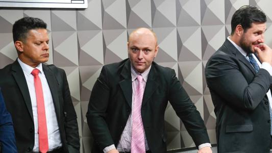 Delgatti (ao centro) afirmou na última quinta-feira (18), em depoimento à CPMI dos Atos Antidemocráticos, que houve um pedido para que ele inserisse um código-fonte falso para levantar suspeitas sobre a segurança das urnas eletrônicas