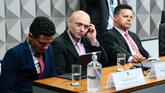 Delgatti (ao centro) prestou novo depoimento nesta sexta-feira (18)
