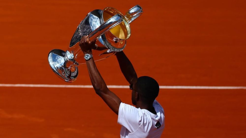 Dembélé faz aparição em Roland Garros com troféu da Champions League
