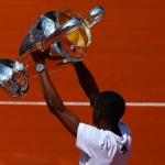 Dembélé faz aparição em Roland Garros com troféu da Champions League