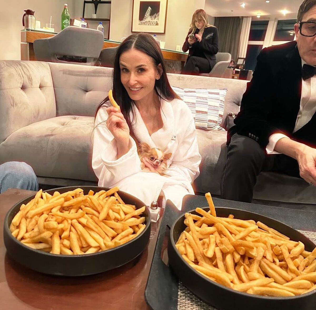 Concorrente de Fernanda Torres, Demi Moore aparece comendo batata frita após perder o Oscar