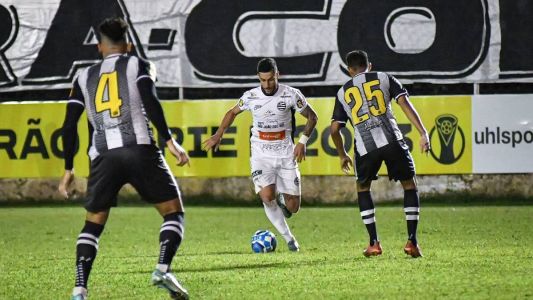 Democrata (preto e branco) venceu Athletic (branco) no duelo mineiro da Série D