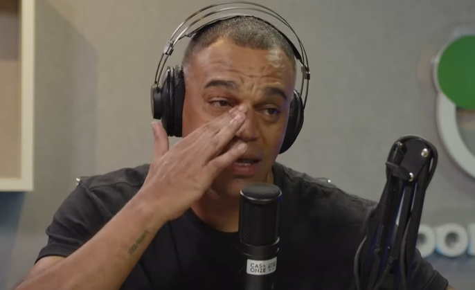 Denilson cai no choro ao falar sobre ídolo do Cruzeiro