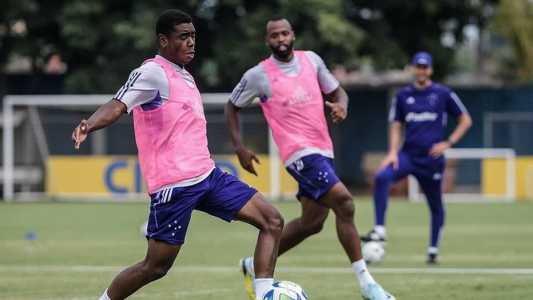 Denilson durante treino do Cruzeiro nesta sexta (12), na Toca da Raposa II
