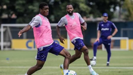 Denilson durante treino do Cruzeiro nesta sexta (12), na Toca da Raposa II
