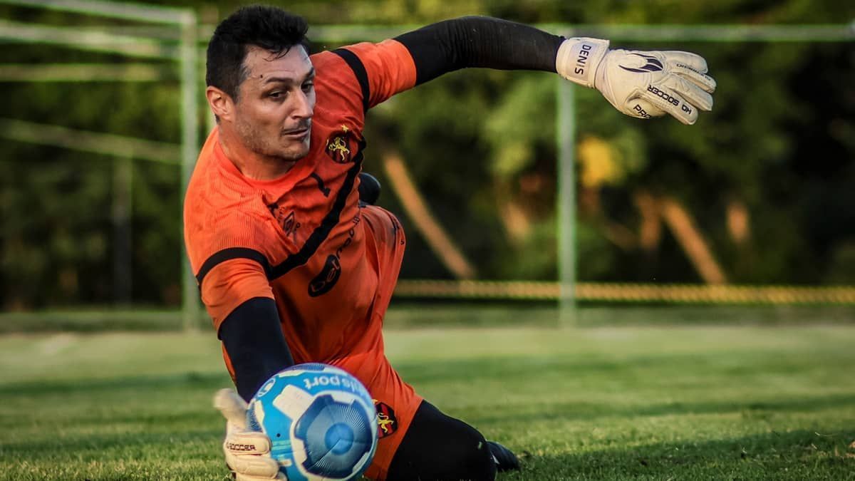 Denis comemora volta à titularidade do Sport: 'Não é fácil ficar um ano parado'